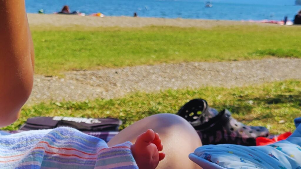 Arrêt lors du voyage avec bébé. Un parc confortable.
