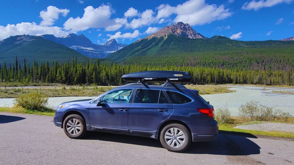 Ajouter de l'espace dans la voiture avec une boîte de toit par exemple. Cela rendra le voyage avec bébé plus sécuritaire en diminuant le nombre d'objet dangereux en cas de collision.