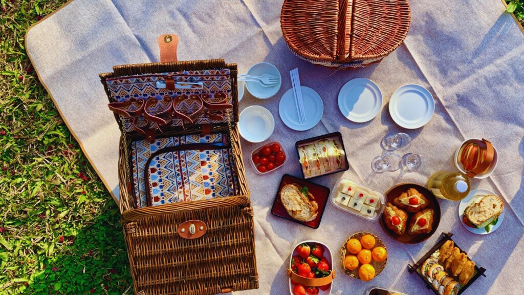 Prévoir les repas, les collations et les boires (hydratation) pour tous. Une famille bien nourrit sera plus heureuse durant le road trip.