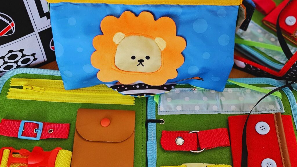 Jeux colorés et texturé pour occuper ton bébé durant le voyage!